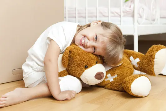 Fotolia_15148365_Subscription_XXL_01 Mädchen mit Teddybär