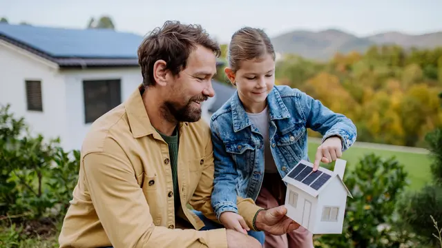 Ein Eigenheim mit moderner Photovoltaikanlage als Symbol für die effiziente Nutzung von Solarenergie und smarte Technologien zur Optimierung der Energiekosten.