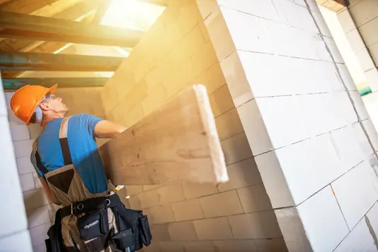 handwerker-arbeiten-am-haus-baustelle-rohbau-03