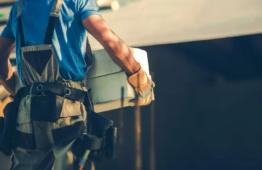 handwerker-arbeiten-am-haus-baustelle-rohbau-10