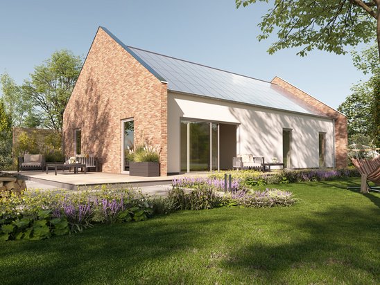 Bungalow 100 mit Klinkergiebel und PV-Anlage – Nachhaltig und stilvoll wohnen Bungalow 100 mit englischem Giebel, Klinkerfassade an den Giebelseiten und flächendeckender Photovoltaikanlage auf dem Satteldach
