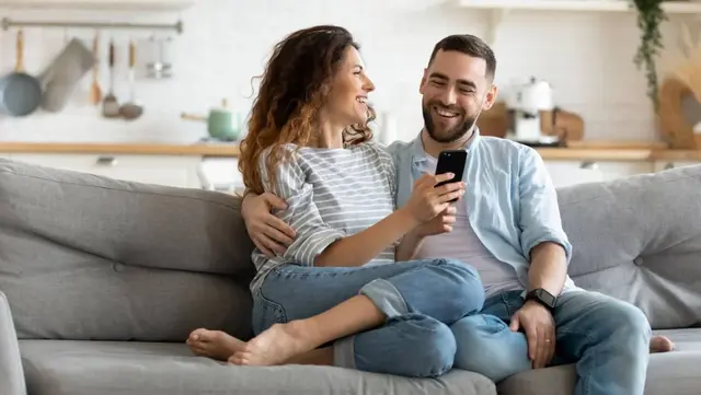 Vernetztes Zuhause mit gesichertem Router und Matter-kompatiblen Geräten für mehr Datenschutz und Schutz vor Cyberangriffen
