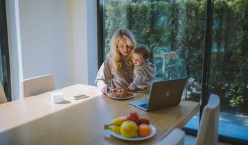 pexels-anastasia-shuraeva-4079287 Mama mit Baby am Laptop