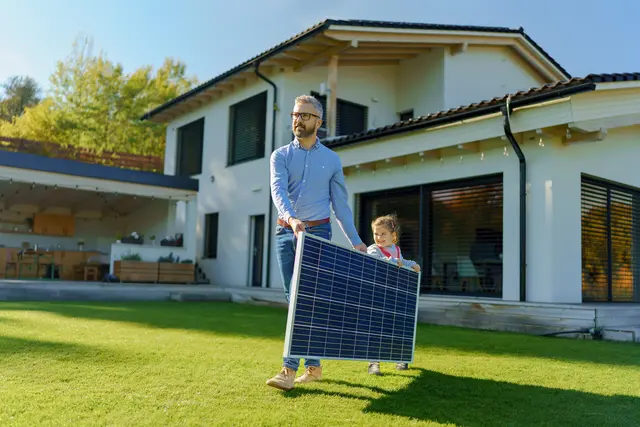 Solarmodule in der Fläche für nachhaltige Stromgewinnung Ein moderner Solarpark mit großflächigen Photovoltaikmodulen zeigt, wie nachhaltige Stromgewinnung heute aussieht – sauber, leise, effizient.