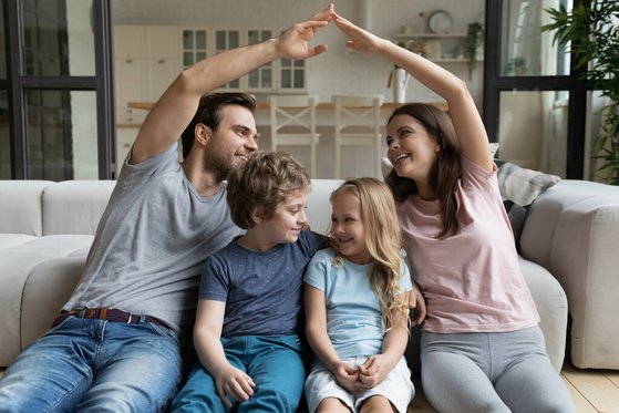 Haus-Familie-Wohnen-Serie-3-13 Familie macht mit den Händen ein Dach als Schutz