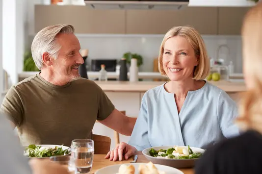 Haus-Familie-aelter-Wohnen-Serie-7-4 Paar am Tisch