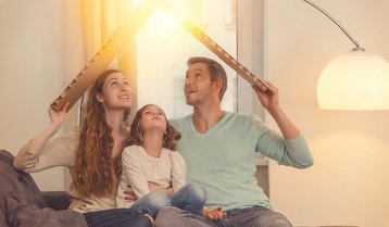 menschen-gemischt-familie-begeisterung-freude-haus-hausbau In 12 Schritten ins Traumhaus