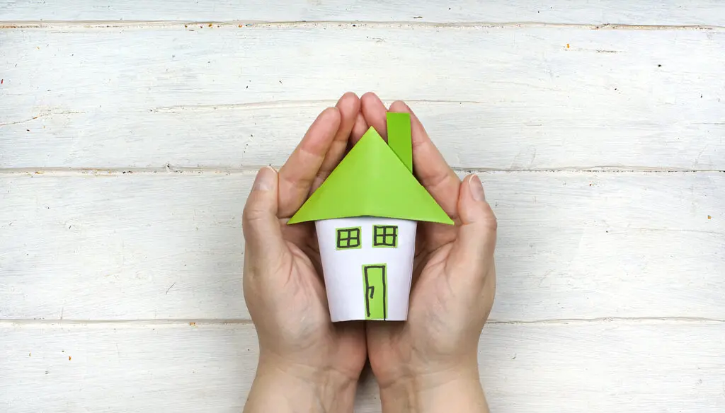 energie-sparen-haus-hausbau-geld-foerderung-25 Papierhaus in Händen