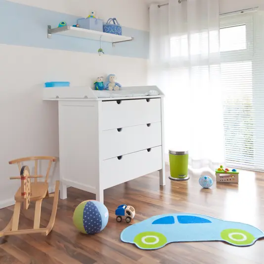 Fotolia_30346795_Subscription_L Babyzimmer mit Schrank