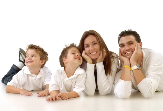 Fotolia_5517971_Subscription_L Mutter und Vater mit zwei Kindern
