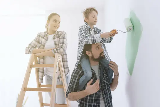 Haus-Familie-Umzug-Serie-22-13 Familie mit Kind streichen Wand