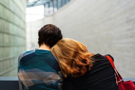 kulli-kittus-KQfxVDHGCUg-unsplash Sich tröstende Menschen