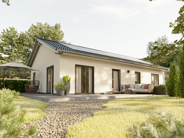 Bungalow 100 – moderner Bungalow mit Terrasse und bodentiefen Fenstern Gartenansicht des Bungalow 100 mit weitläufiger Terrasse, bodentiefen Fenstern und einladender Sitzecke inmitten gepflegtem Grün.