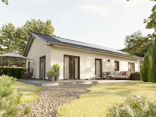 Bungalow 100 – moderner Bungalow mit Terrasse und bodentiefen Fenstern Gartenansicht des Bungalow 100 mit weitläufiger Terrasse, bodentiefen Fenstern und einladender Sitzecke inmitten gepflegtem Grün.