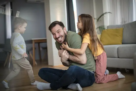 Haus-Familie-Wohnen-Serie-10-2 Vater mit Sohn und Tochter