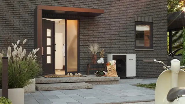 Moderne Wärmepumpe in Kombination mit guter Gebäudedämmung für effizientes Heizen, niedrige Betriebskosten und hohen Wohnkomfort